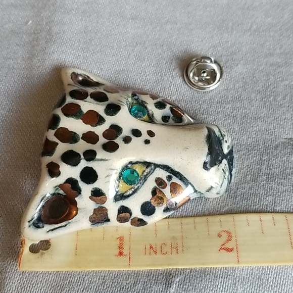 Porcelain LEOPARD HEAD mask lapel pin - Picture 2 of 4